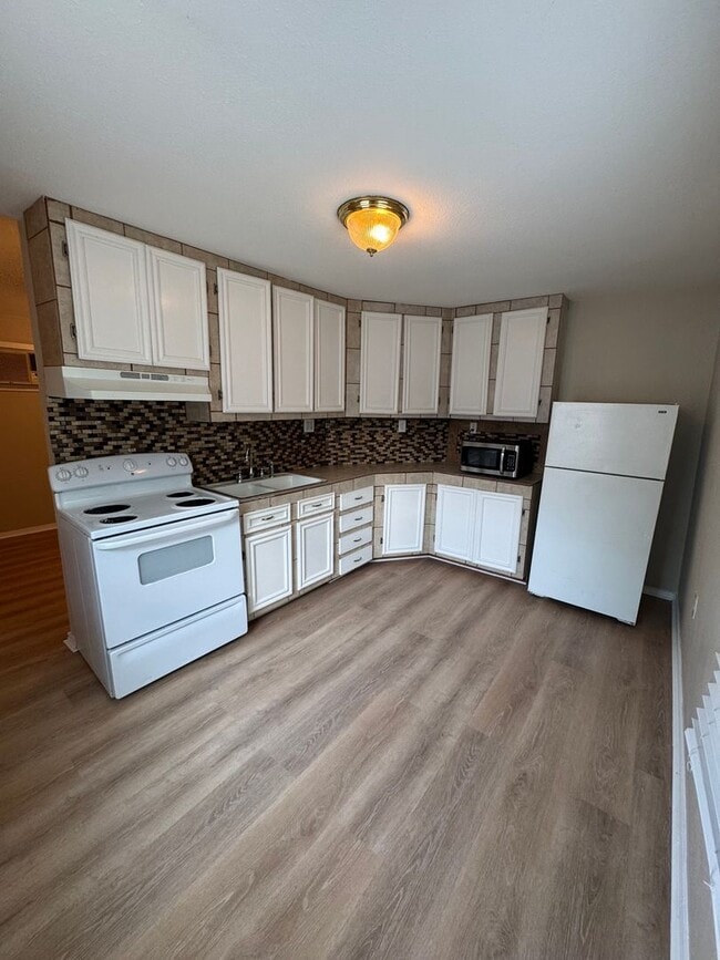 Building Photo - Stylish and Spacious 4-Bedroom Home PLUS C...