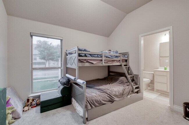 Building Photo - 2424 Orchard Way