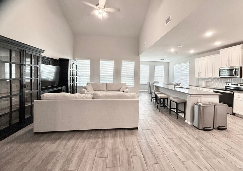 Primary Photo - 5945 Hopkins Dr