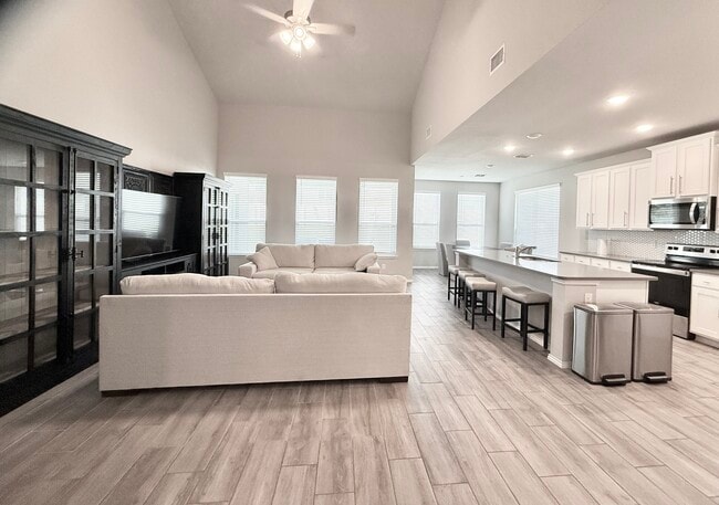 Building Photo - 5945 Hopkins Dr