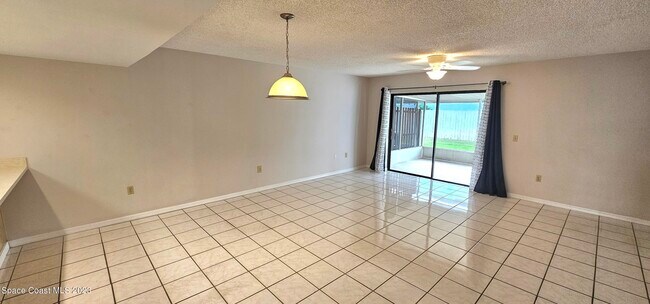 Building Photo - 810 Poinsetta Dr