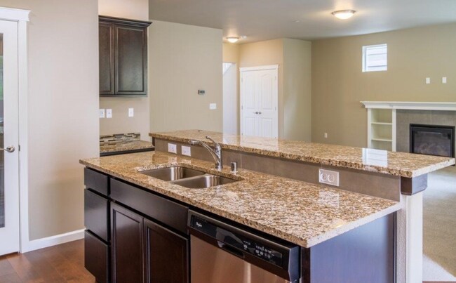 Building Photo - Spacious 4BD/3BA Modern Home in Bremerton, WA | Near PSNS & Naval Base Kitsap | Garage, Fireplace...