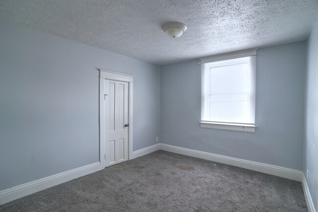 Building Photo - 415 E Lawrence St