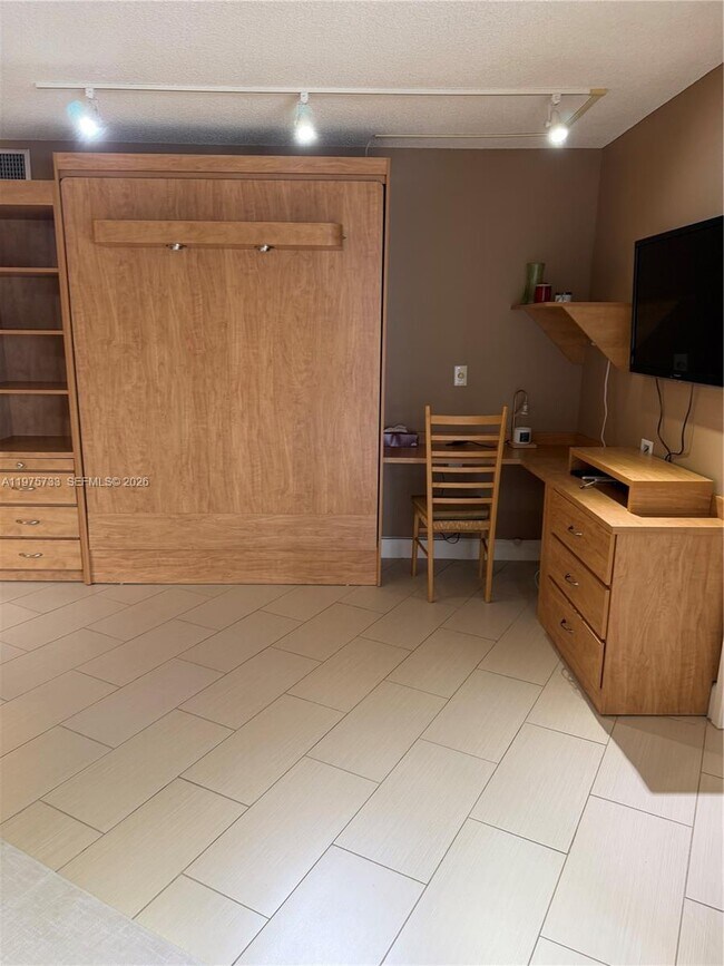 Building Photo - 2940 N Course Dr