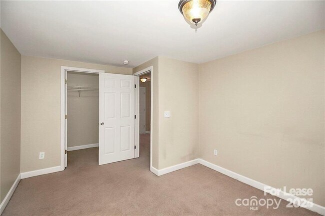 Building Photo - 1005 Rainbow Dr