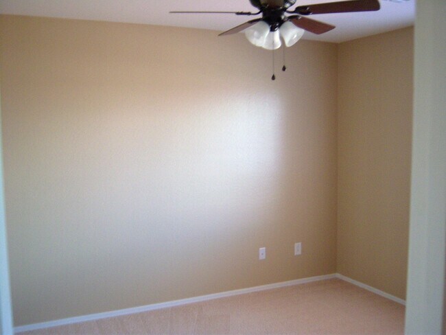 Building Photo - GREAT 4BEDROOM/3BATH HOME WITH ALL THAT YO...