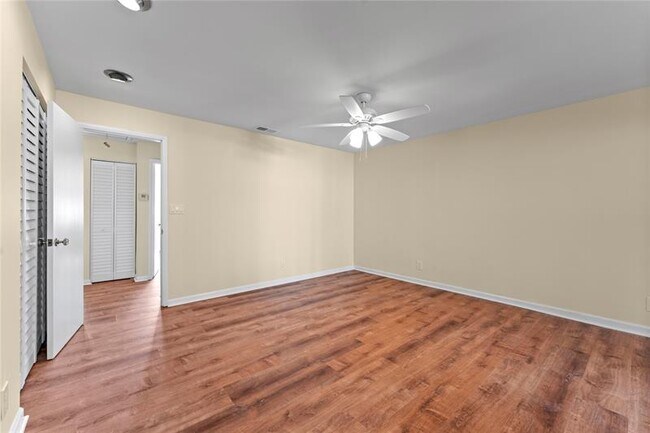 Building Photo - 817 SE 12th Ct
