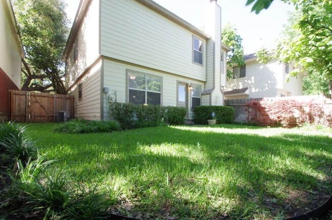 Building Photo - Great 4 bed 2.5 bath on Greenbelt