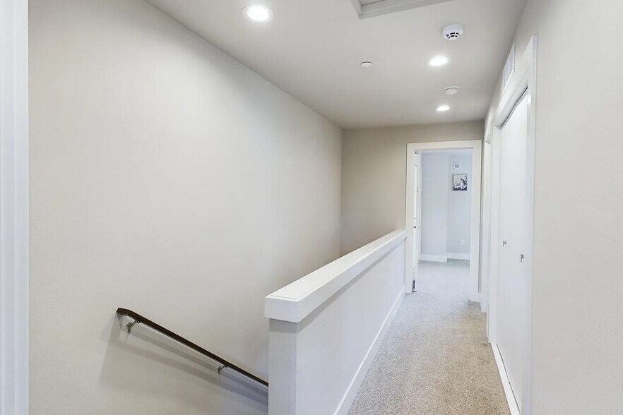 Corridor - 510 Coho Walk SE