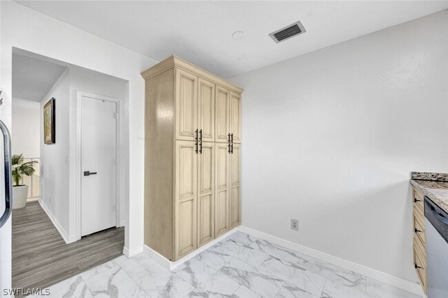 Building Photo - 1599 Trafalgar Ln