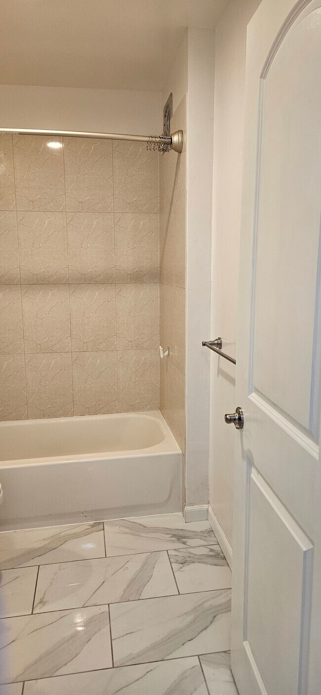 Building Photo - 7110 Rainbow Dr