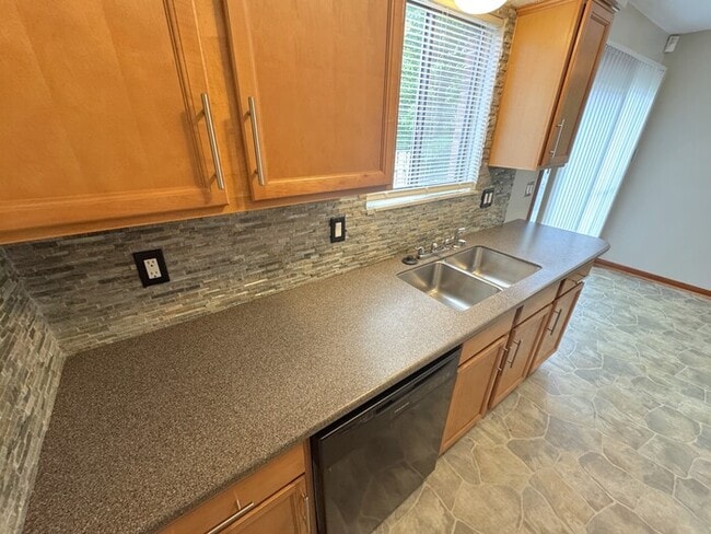 Building Photo - 3090 Highcliff Ct