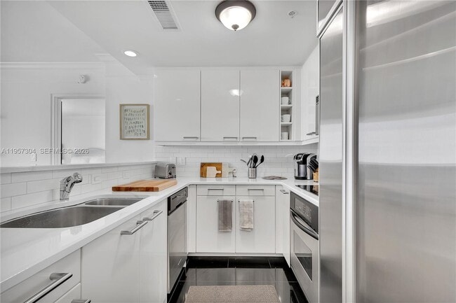 Building Photo - 3350 SW 27th Ave