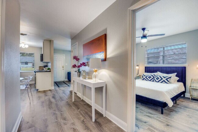 Building Photo - Fully Furnished, Updated 2BR Duplex in Quiet West Sherman