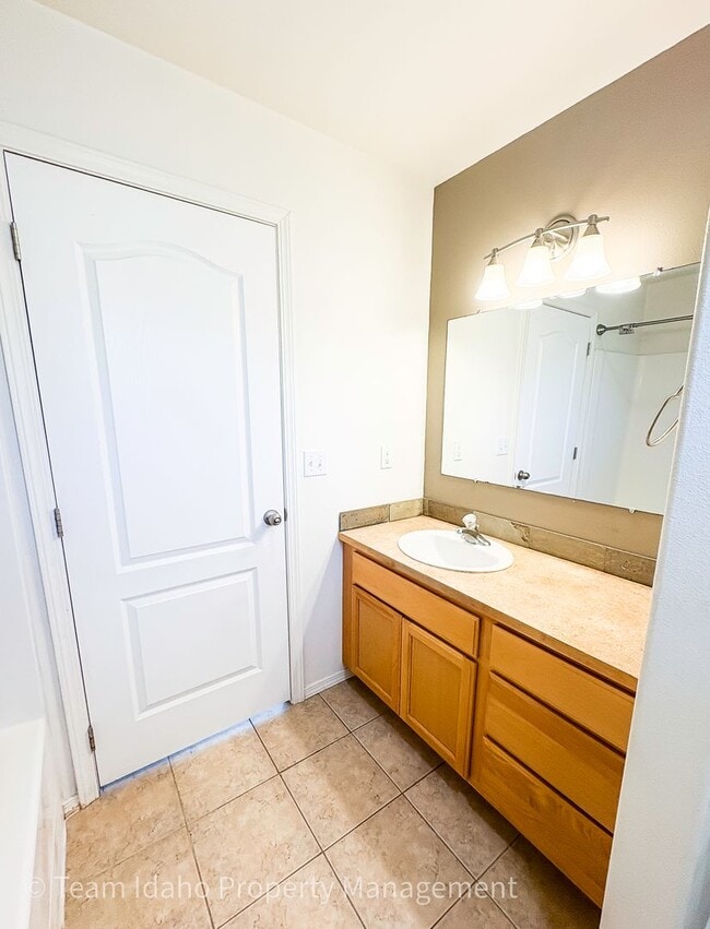 Building Photo - Beautiful 4 bedroom 3 bath townhouse w/att...
