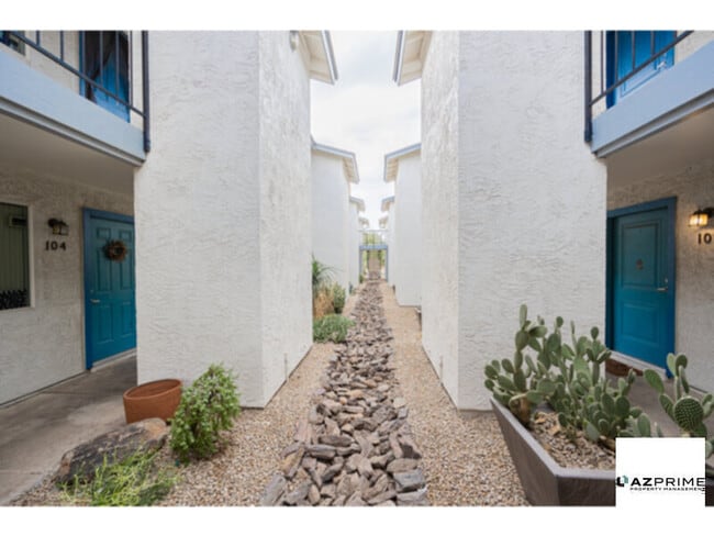 Building Photo - FREE FIRST MONTH'S RENT MOVE IN SPECIAL! C...