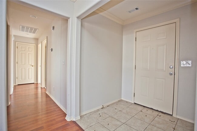 Building Photo - 807 SW Sandrock Rd