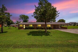 Building Photo - Furnished, remodeled 2BR near Nashville hospitals, all utilities and WiFi included, updated kitch...