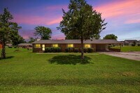 Building Photo - Furnished, remodeled 2BR near Nashville hospitals, all utilities and WiFi included, updated kitch...