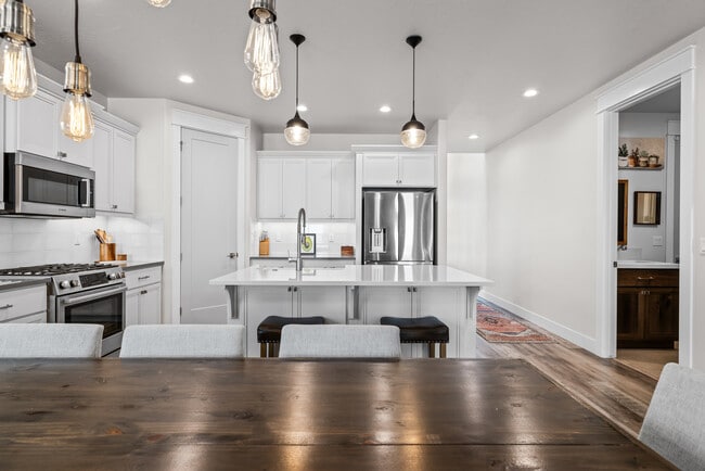 Building Photo - 3340 W Lassen Dr