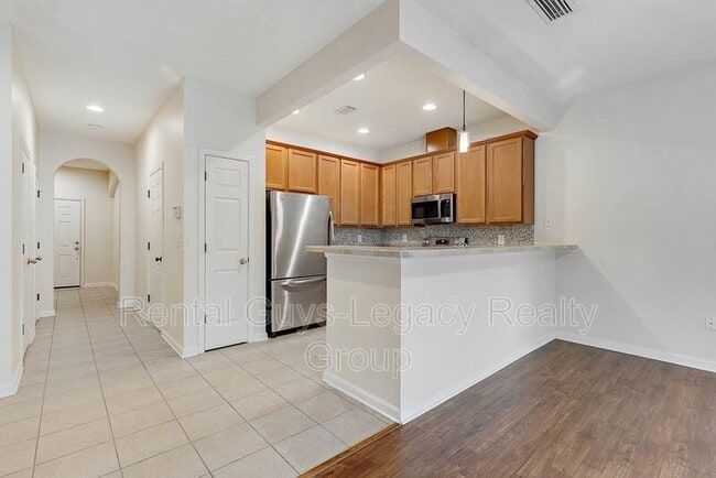 Building Photo - 5868 Pavilion Dr