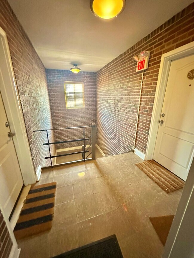 Building Photo - Enchanting Eckington 1 Bedroom Modern Condo w/Washer & Dryer