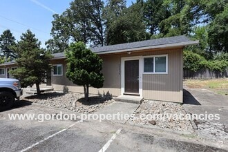 Building Photo - SE Arista Dr - Single level 1 bedroom apar...
