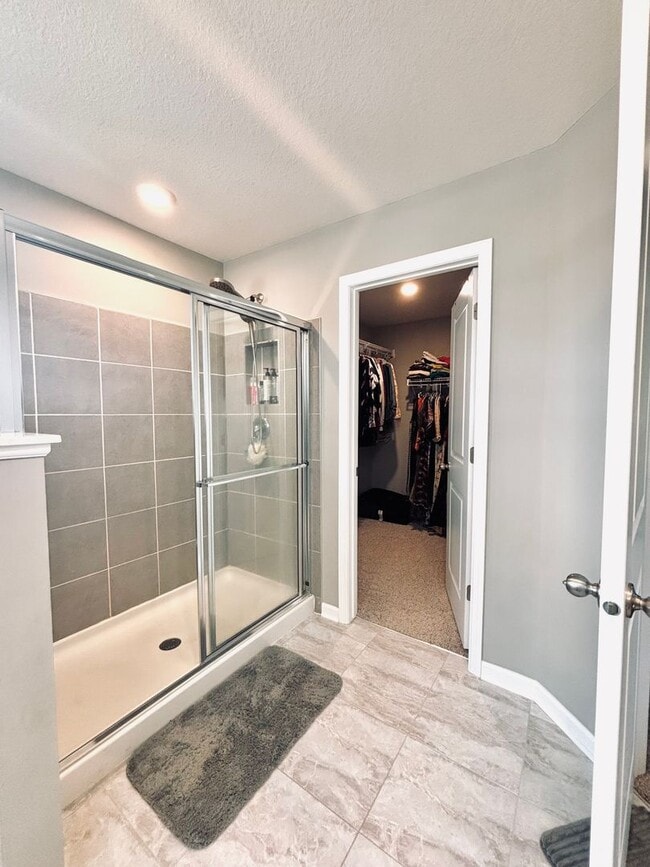 Building Photo - Stunning 5bed/3 1/2 bath Home in Shakopee!