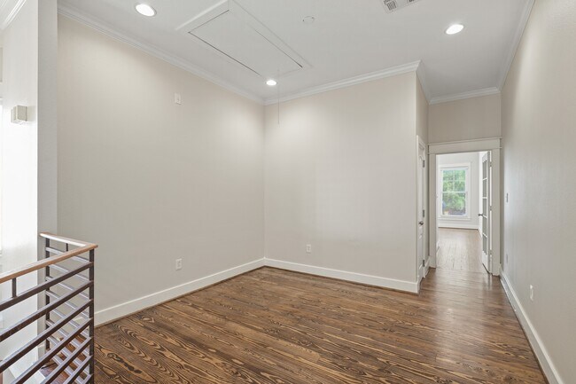 Building Photo - 513 W 22nd St