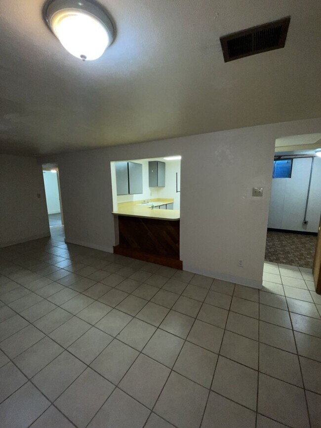 Building Photo - STUDENTS WELCOME! Campus West 5 Bed 2 Bath Ranch w/ Finished Basement