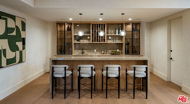 Building Photo - 565 Toyopa Dr