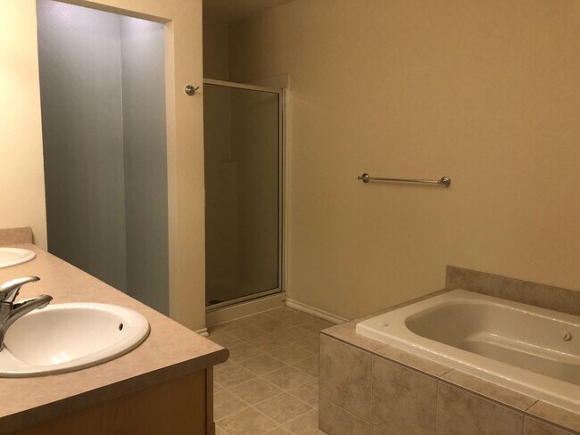 Building Photo - Walnut Grove 2 Bedroom, 2 Bath Condominium