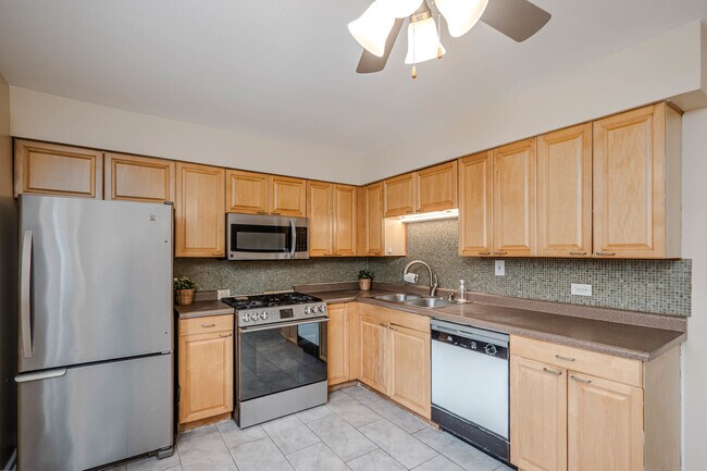 Building Photo - 685 E Fullerton Ave