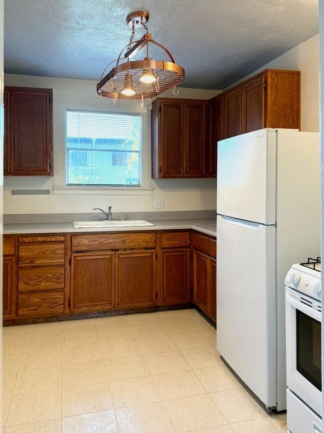 Building Photo - Cozy 2+bdrm/1 bath home w/a huge basement, washer/dryer, & off street pkg, space in the heart of ...