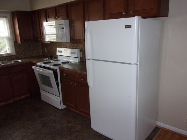 Building Photo - 1975 Tudor St