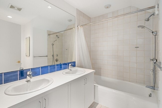 Building Photo - 225 Kenrick St