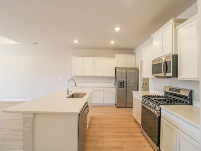 Building Photo - Lovely townhome between Athens and Madison!