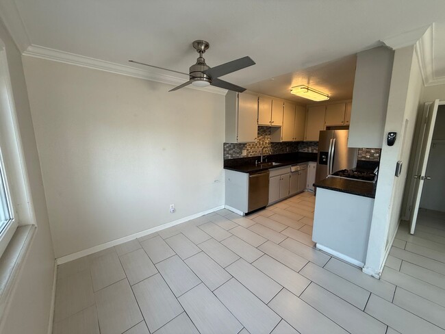 Building Photo - Modern 3 Bedroom, 2.5 Bath Two-Story Townh...