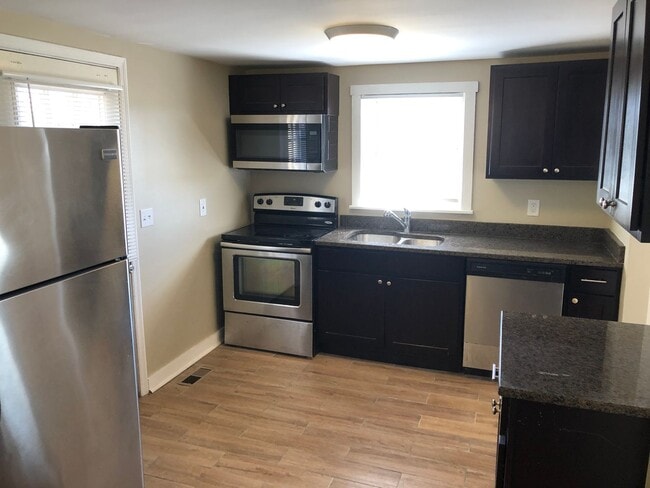 Building Photo - 3 Bedroom cottage overlooking green space ...