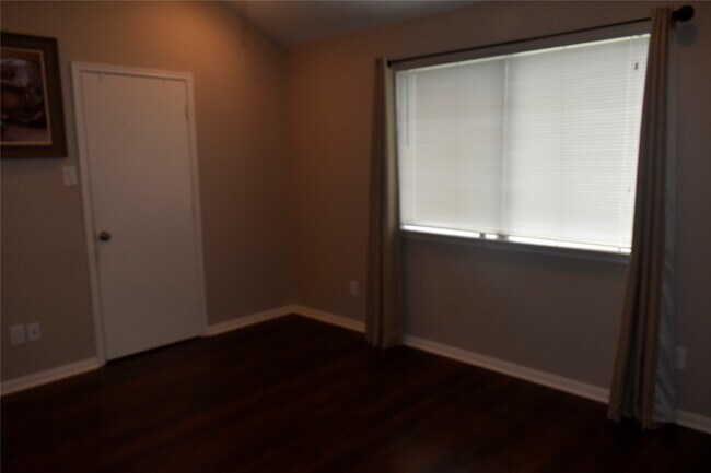 Building Photo - 10519 N Newpark Dr