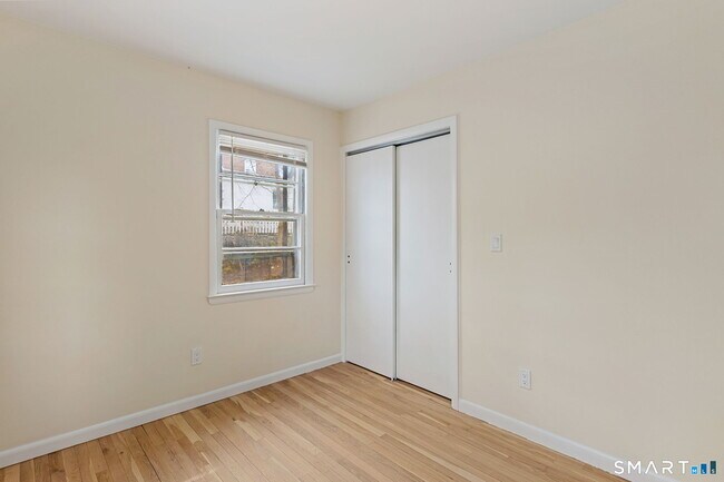 Building Photo - 17 Artic St