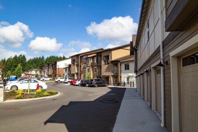 Building Photo - 2 Bedroom top floor in Tumwater! Pool/fitness center/club room/dog run apply today!