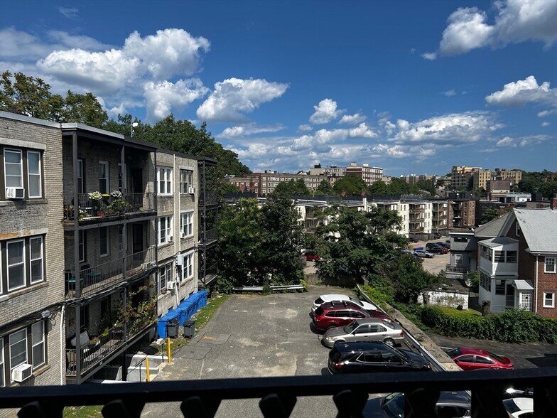 Building Photo - 10 Kinross Rd