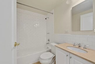 Building Photo - LOVELY 2 BEDROOM/2BATH