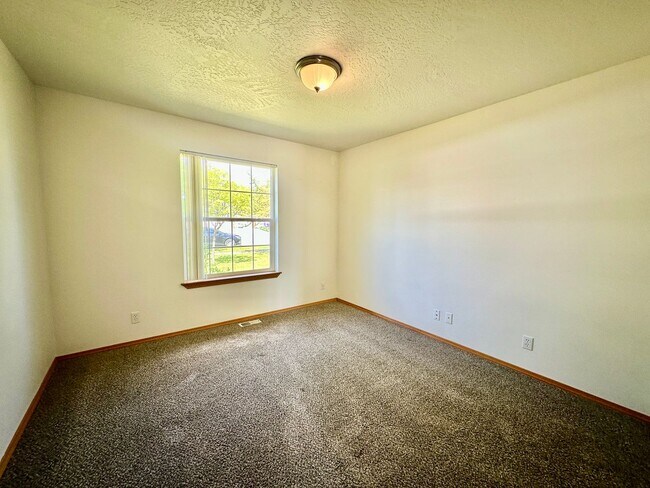 Building Photo - 3 bedroom home with expansive fenced backy...