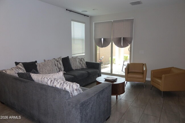 Building Photo - 662 S Olympic Dr