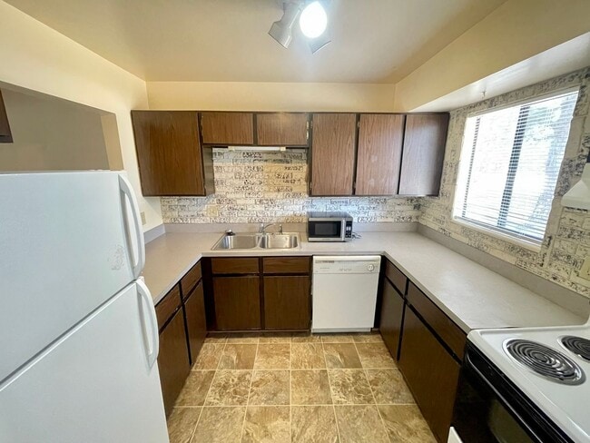 Building Photo - Beautiful Two-story, 3 Bed, 1.5 Bath Condo 1/2 Mile from CSU!