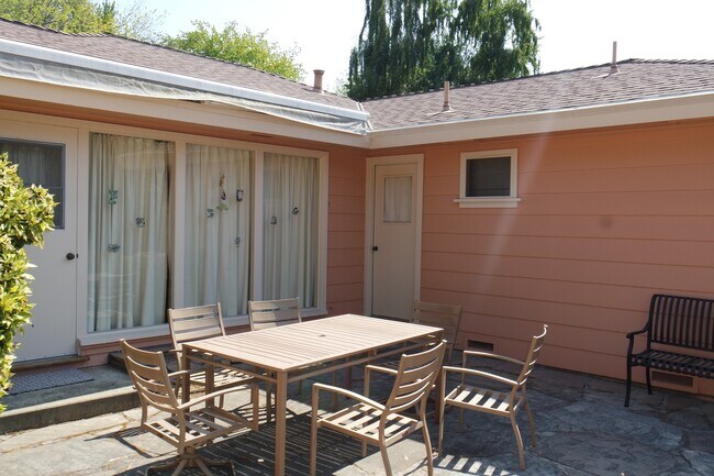 Building Photo - Willow Glen House with Spacious Yard