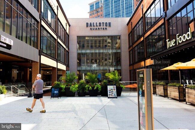 Building Photo - 1001 N Randolph St