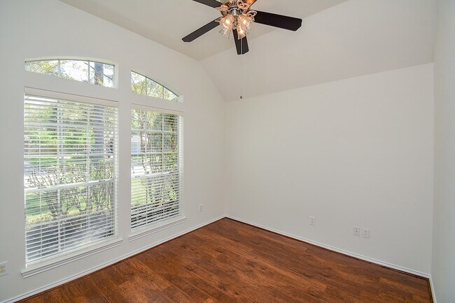 Building Photo - 3815 Summerfield Dr